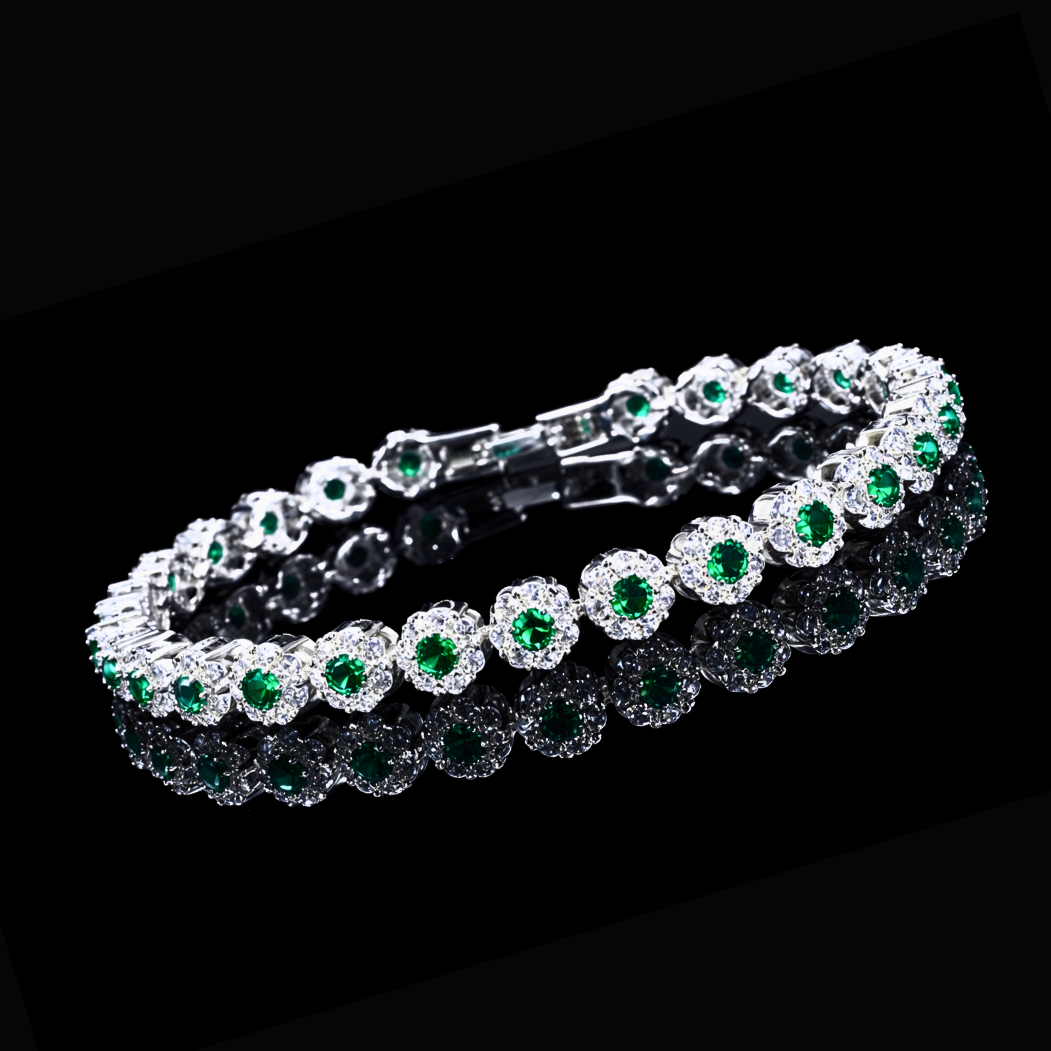 Véskara Infinity Halo Bracelet