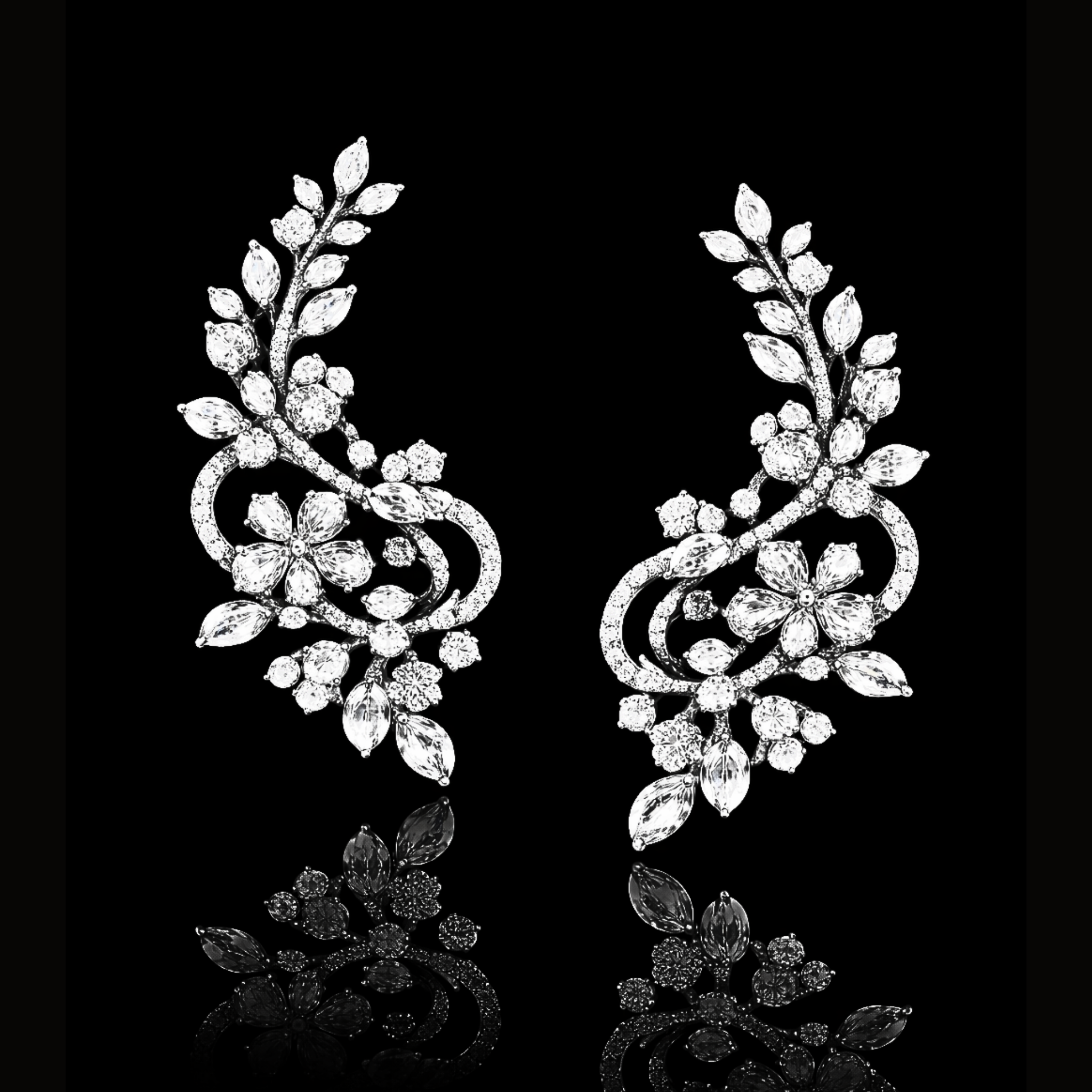 Véskara Fiora Diamond Floral Ear Cuff
