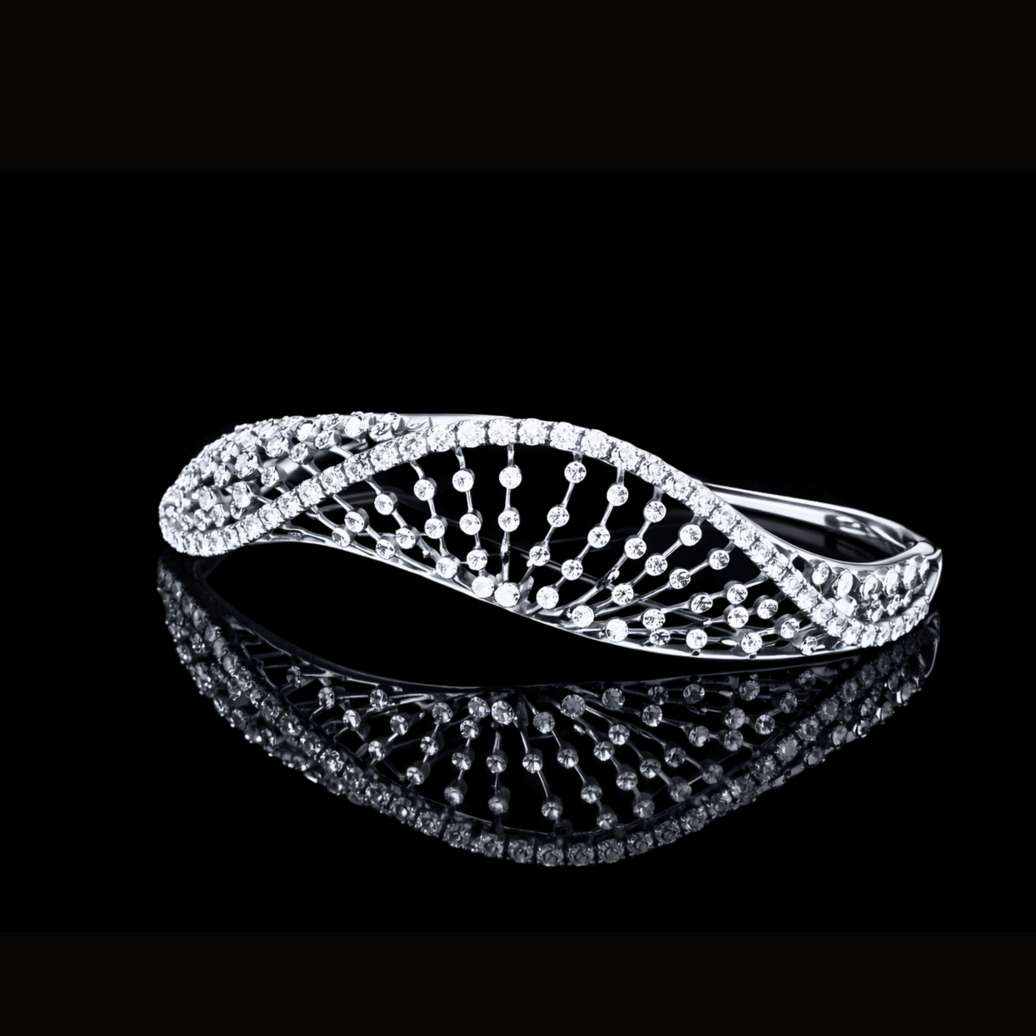 Véskara Celestial Wave Diamond Bracelet