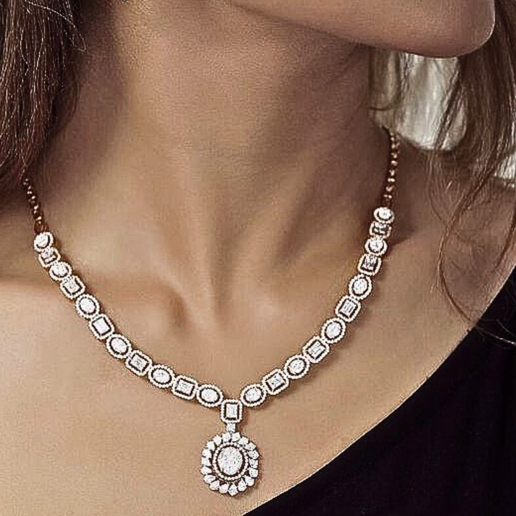 Véskara Vintage Halo Diamond Pendant Necklace